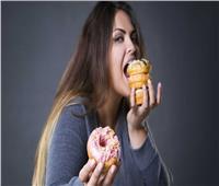 دراسة: الوحدة سبب الرغبة الشديدة في تناول السكر