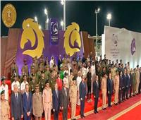 الرئيس السيسي يتوسط صورة تذكارية مع المنتخبات المشاركة في بطولة الفروسية