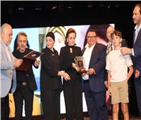 أسرة الفنان أشرف عبد الغفور تتسلم تكريم والدهم على المسرح القومي
