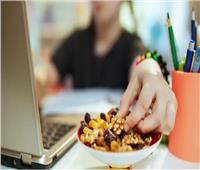 نصائح غذائية.. 9 وجبات خفيفة صحية لتحفيز الإنتاجية في مكان العمل