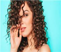 في الصيف.. 4 نصائح أساسية لحماية الشعر الكيرلي