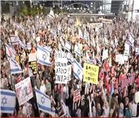 آلاف من المتظاهرين الإسرائيليين في تل أبيب يطالبون بالإطاحة بحكومة نتنياهو