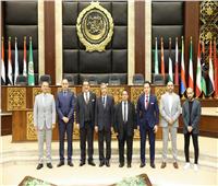 رئيس الجامعة الأمريكية في الإمارات يزور الأكاديمية العربية لبحث التعاون المشترك                  