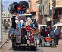 «رحلة البحث عن الأمان».. توجه آلاف الفلسطينيين نحو وسط غزة من أطراف رفح