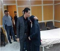 رئيس جامعة بنها يقبل رأس مريضة في المستشفى الجامعي