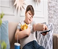 الشاشات والهواتف أهم أسباب السمنة المفرطة عند الأطفال 