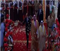 الشعب البحريني يلقي الورود على الزعماء العرب قبل انطلاق القمة العربية