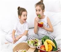 «من غير زعيق».. 4 طرق لتنمية عادات الأكل الصحية لدى طفلك