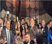 رقص الفنانين على أغاني عمرو دياب في فرح شقيقة محمد سامي| فيديو 