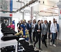 رئيس الوزراء يتفقد مصنع شركة «إيميسا دينيم» لصناعة الملابس