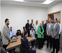 مدبولي يلتقي شباب برامج مركز إبداع مصر الرقمية ببني سويف