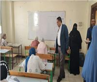 صور.. وكيل تعليم الغربية يتفقد سير  امتحانات الشهادة الإعدادية بقطور في اليوم الثاني 