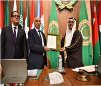 البرلمان العربي يمنح رئيس مجلس النواب الليبي وسام التميز العربي 