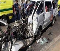 إصابة 17 شخص أثر تصادم سيارتين بالطريق الصحراوي في المنيا