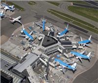 كارثة في مطار أمستردام.. محرك طائرة يبتلع شخص