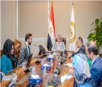 وزيرة البيئة تبحث مع بنك التنمية دمج البعد البيئي داخل الصناعة المصرية