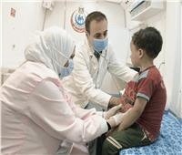 «صحة المنيا» توقع الكشف على 1237 حالة بقافلة طبية في بني مزار
