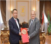 رئيس جامعة القاهرة يستقبل وفدًا صينيا لبحث تعزيز التعاون المشترك