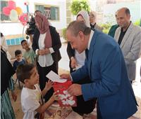 محافظ الإسماعيلية يحتفل بالعيد مع أبناء دار لرعاية الفتيات