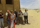 بالصور..وفد سياحي من 4 جنسيات يزور آثار تونا الجبل بالمنيا