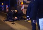 بالفيديو.. 4 من أفراد الشرطة الألمانية يعتدون على رجل بسبب "سيجارة"