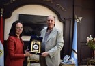 محافظ البحر الأحمر يستقبل رئيس المجلس القومي للمرأة ويهديها درع المحافظة 