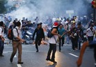 متظاهرون بفنزويلا يحطمون تمثال هوجو تشافيز