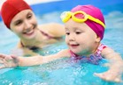 9 خطوات عليكِ إتباعها عند تعليم طفلك السباحة