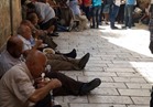 مقدسيون يوزعون الطعام على المرابطين أمام أبواب المسجد الأقصى