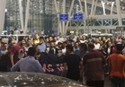 فيديو| جماهير تامر حسني يستقبلونه بمطار القاهرة بعد وضع بصمته بـ "هوليوود"