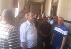 موظفون يتجمهرون أمام مكتب "رئيس كفر الزيات" احتجاجًا على نقله