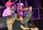 صور| محمد عدوية يغني في «الساحل».. ويلتقط «سيلفي» مع جمهوره