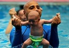 صور وفيديو| أول مدرب مصري يقوم بتعليم الأطفال "الرضع" السباحة