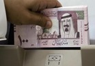 مسؤولون: الريال السعودي متوفر بسعر البنك