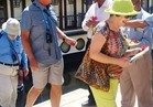 أبيدوس تستقبل السياح الإنجليز بالزهور