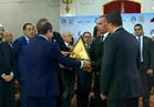 «الجندي» يهدي الرئيس السيسي درع جهاز التعبئة والإحصاء