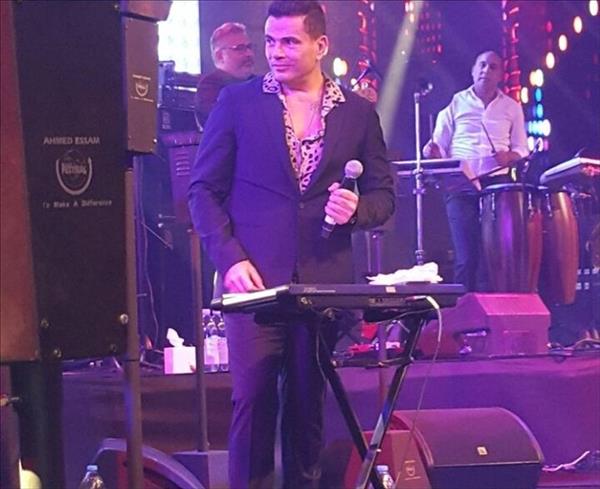 عمرو دياب يشعل حفل الكريسماس