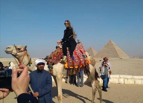 ملكة جمال اليونان ماريا بسيلو خلال زيارتها لأهرامات الجيزة 