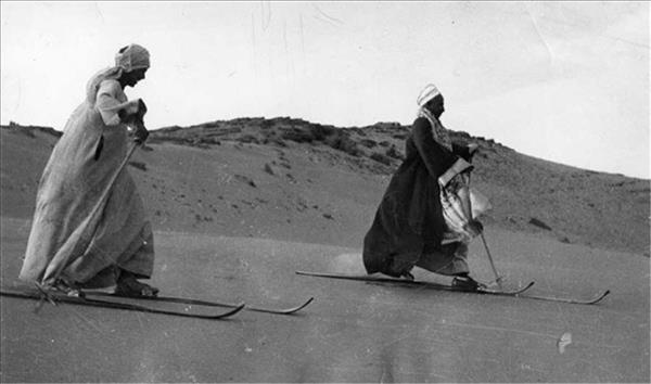 مصريان يتزلجان على الرمال بالجلباب البلدي