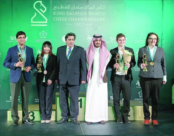 تتويج الفائزين بجوائز بطولة الملك سلمان للشطرنج