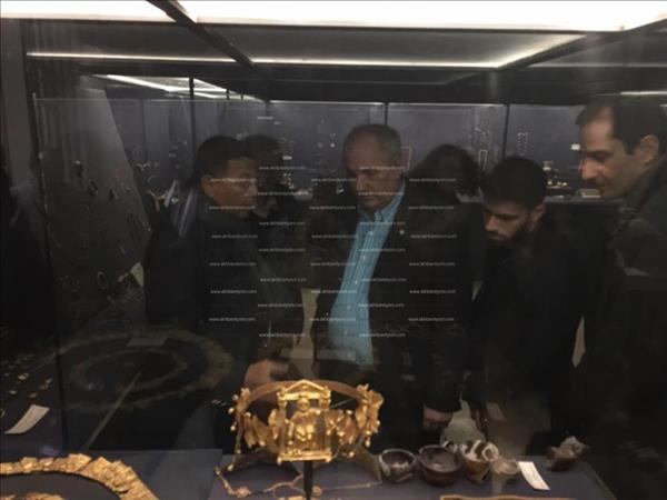 نائب وزير الخارجية اليوناني داخل غرفة توت عنخ آمون بالمتحف المصري المتحف المصري 