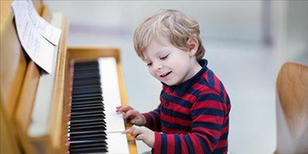 طفل يتعلم العزف على البيانو - أرشيفية
