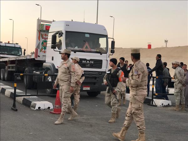 القوات المسلحة تُنهي أزمة تكدس طوابير النقل بكوبري منسي