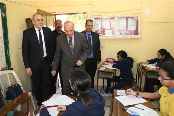 جانب من جولة محافظ القاهرة لتفقد امتحانات الشهادة الإعدادية
