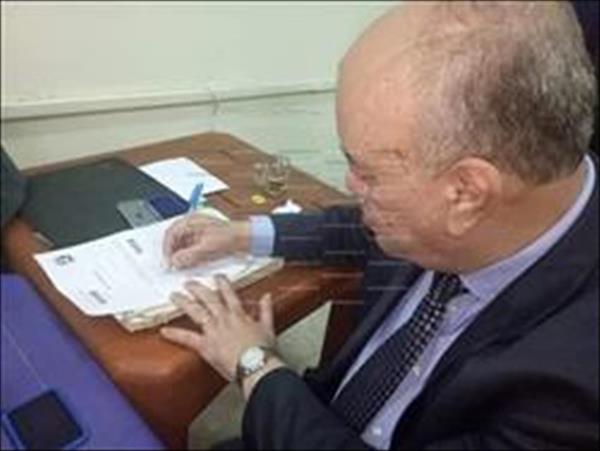 رئيس شركة ميناء القاهرة الجوي خلال التوقيع