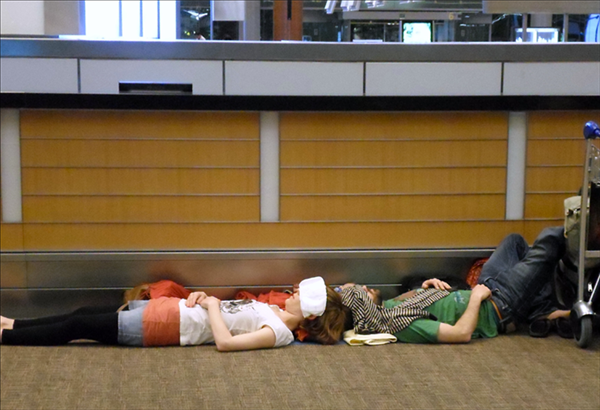 أغرب أوضاع النوم في المطارات
