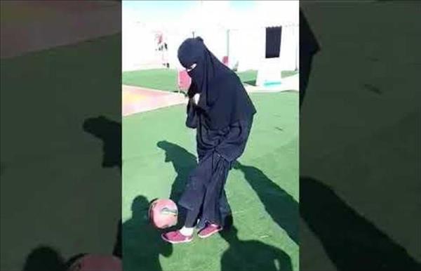 فتاة سعودية تستعرض مهارتها في كرة القدم ونشطاء.. «رجل متنكر»