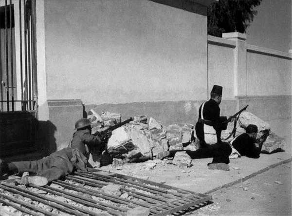 أفراد من القوات المصرية أثناء الاشتباكات بموقعة الإسماعيلية 1952