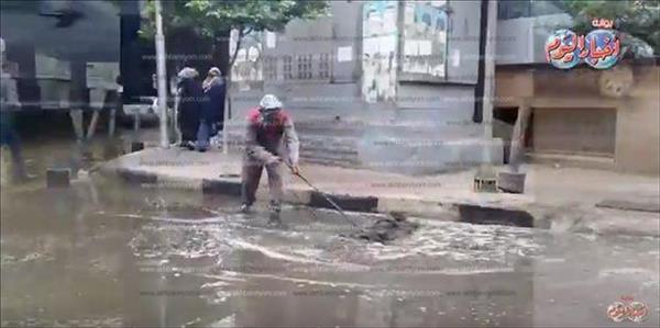 الأمطار الغزيرة تغرق شوارع القاهرة ورجال الأحياء يكسحون المياه