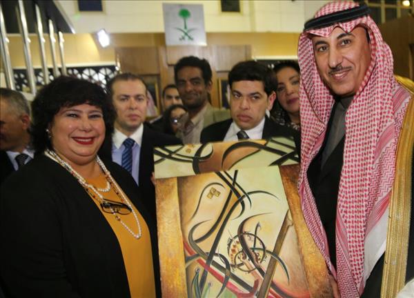 وزبرة الثقافة خلال زيارة جناح السعودية